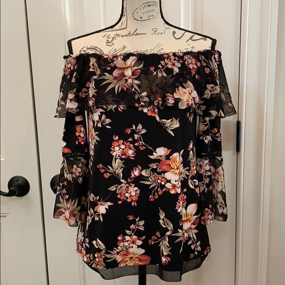 White House Black Market Tops - WHITE HOUSE BLACK MARKET Floral Shoulder Top XS
